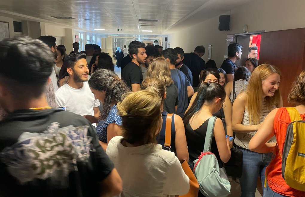 Diyarbakır'da tutuklu yargılanan gazeteciler 400 gün sonra tahliye edildi